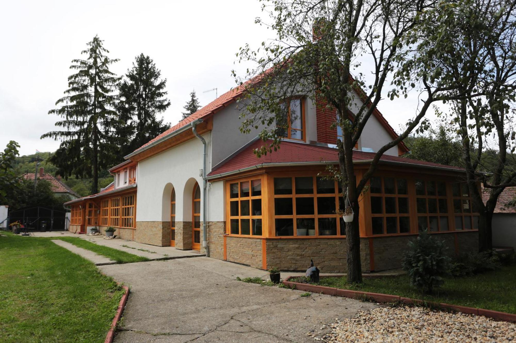 Fonfa Liget Hotel Sénye Exterior photo